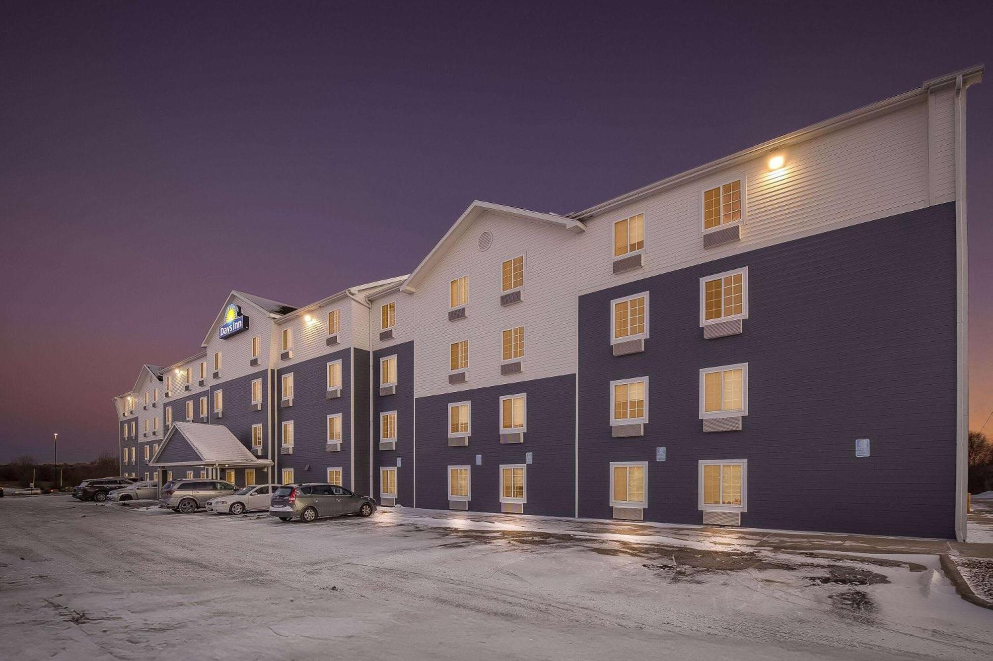Days Inn & Suites By Wyndham Rochester South Exterior photo