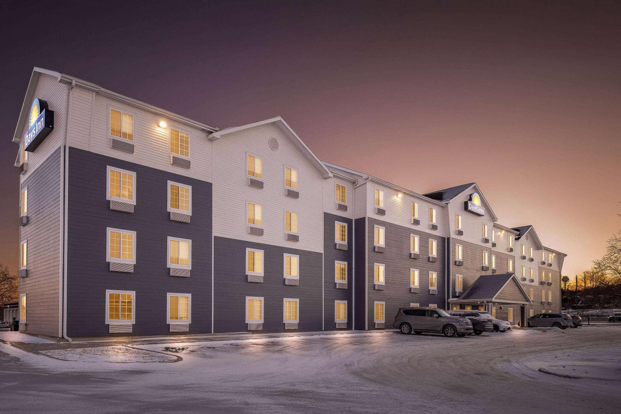 Days Inn & Suites By Wyndham Rochester South Exterior photo