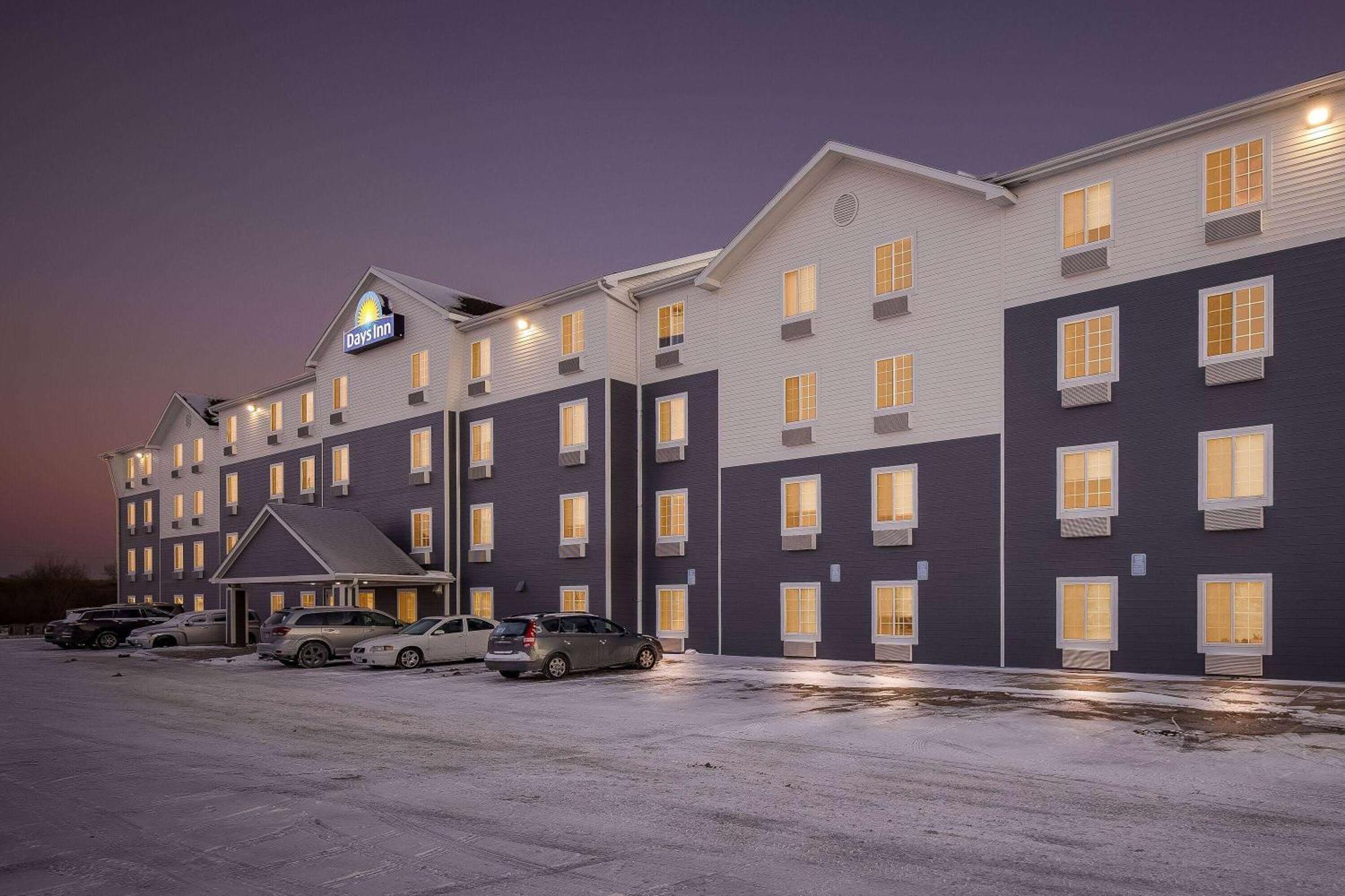 Days Inn & Suites By Wyndham Rochester South Exterior photo