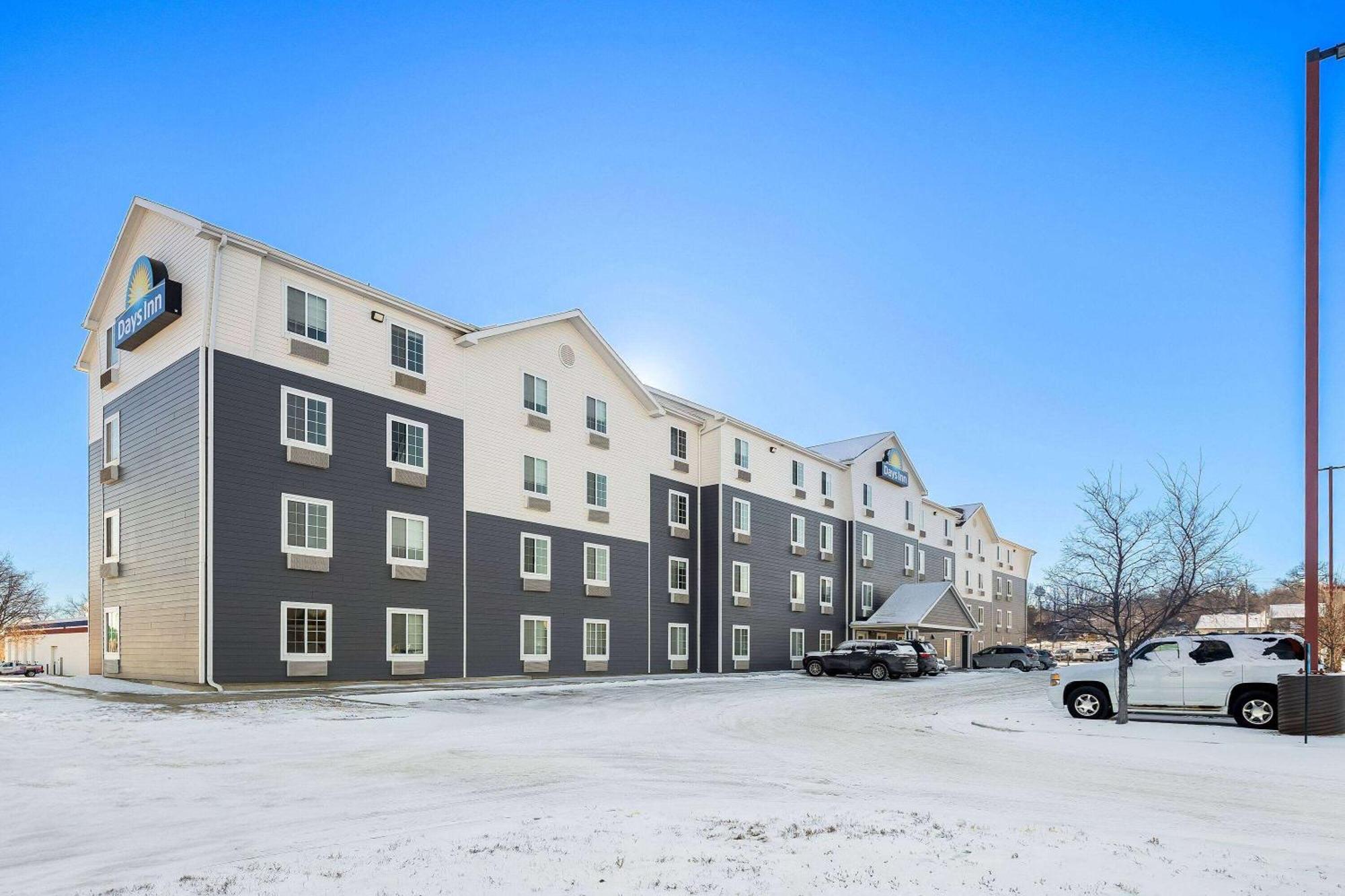 Days Inn & Suites By Wyndham Rochester South Exterior photo