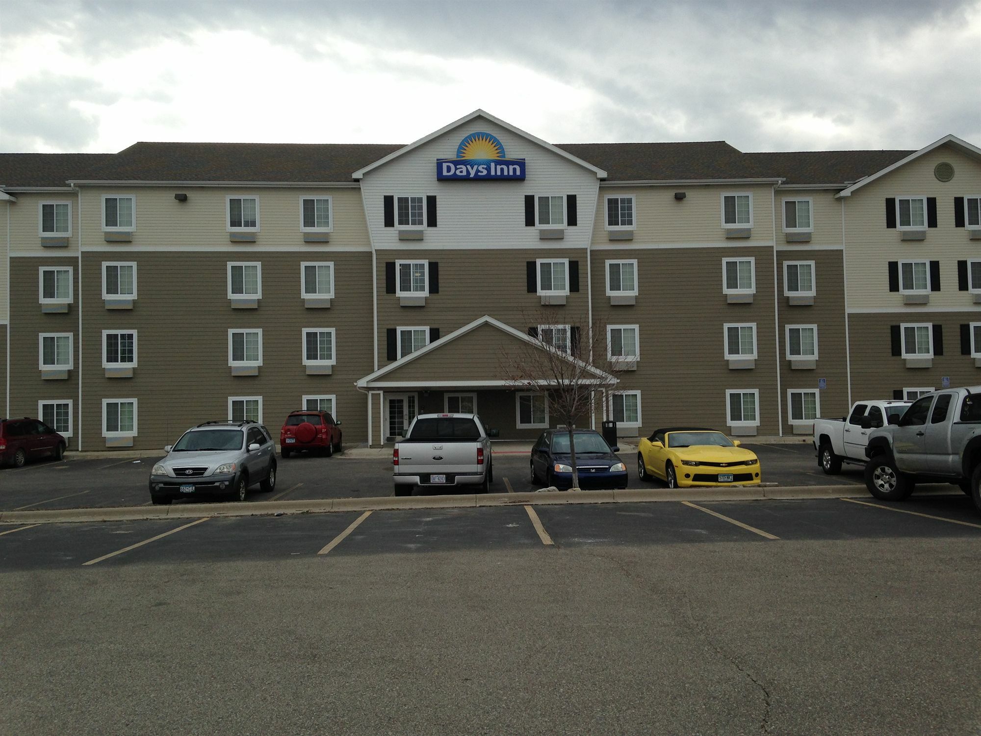 Days Inn & Suites By Wyndham Rochester South Exterior photo